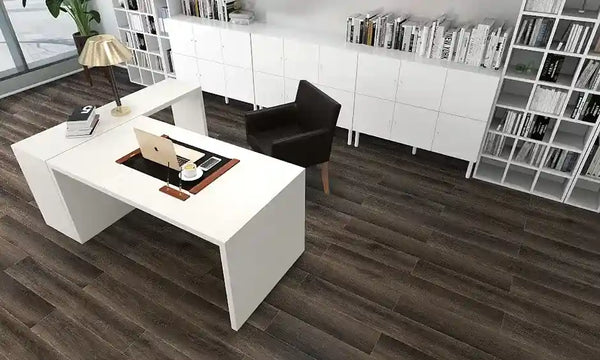 ダークブラウンの床は難しい？家具の色選びに役立つインテリアコーディネート事例集