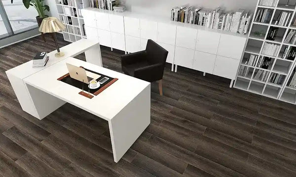 ダークブラウンの床は難しい?家具の色選びに役立つインテリア ダークブラウンの床は難しい?家具の色選びに役立つインテリア
